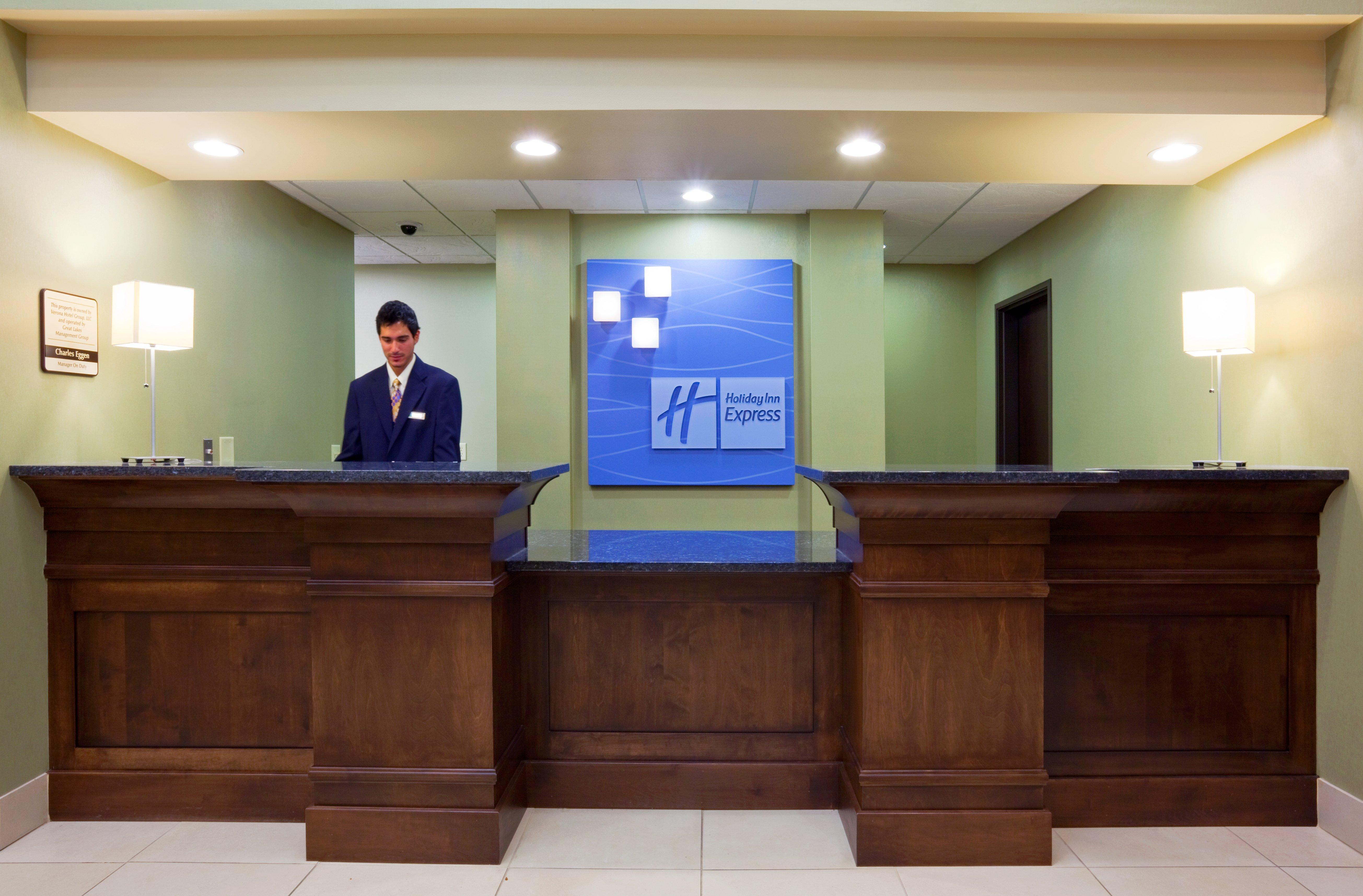 Holiday Inn Express & Suites Madison-Verona By Ihg Екстериор снимка