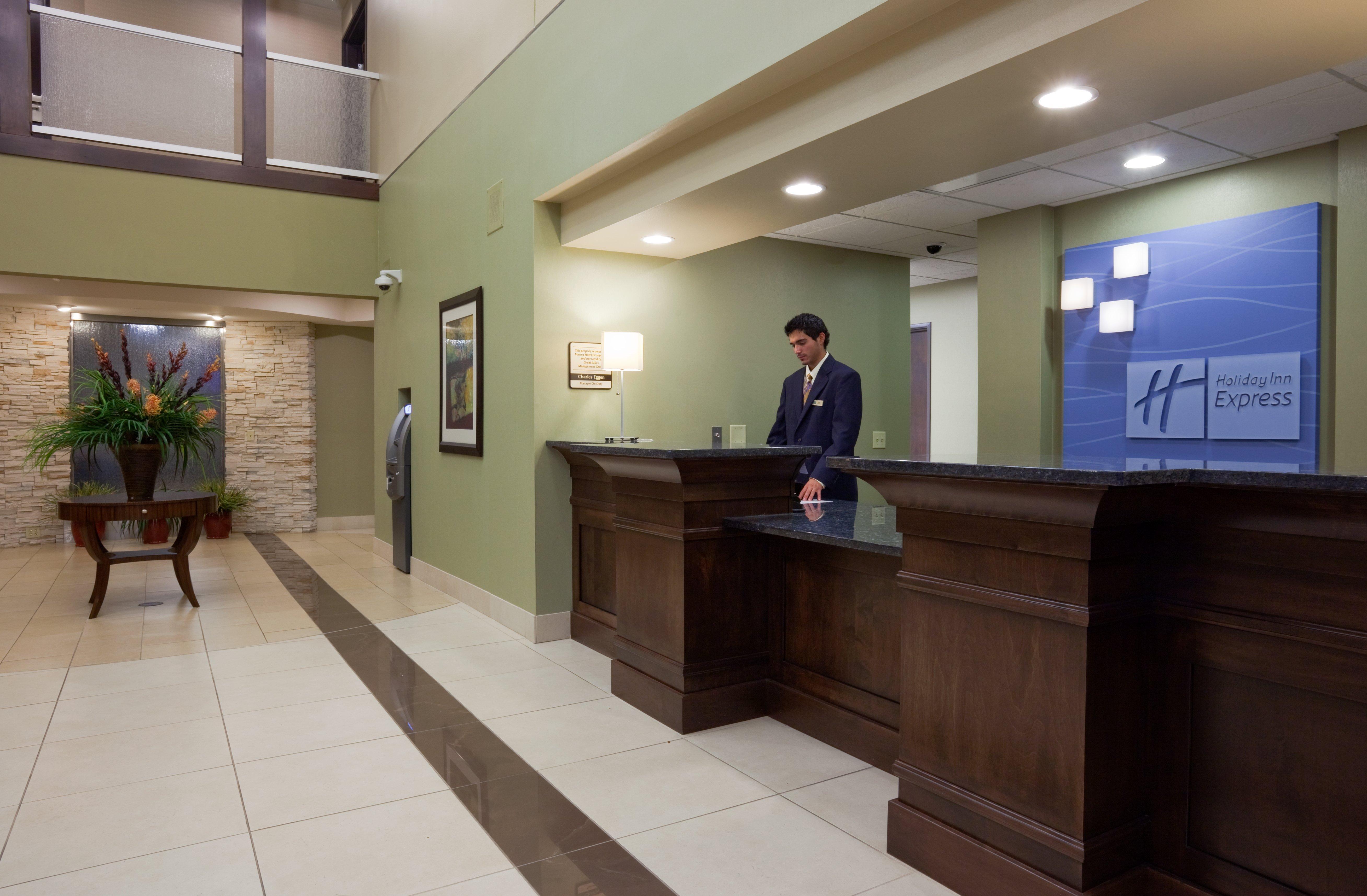 Holiday Inn Express & Suites Madison-Verona By Ihg Екстериор снимка