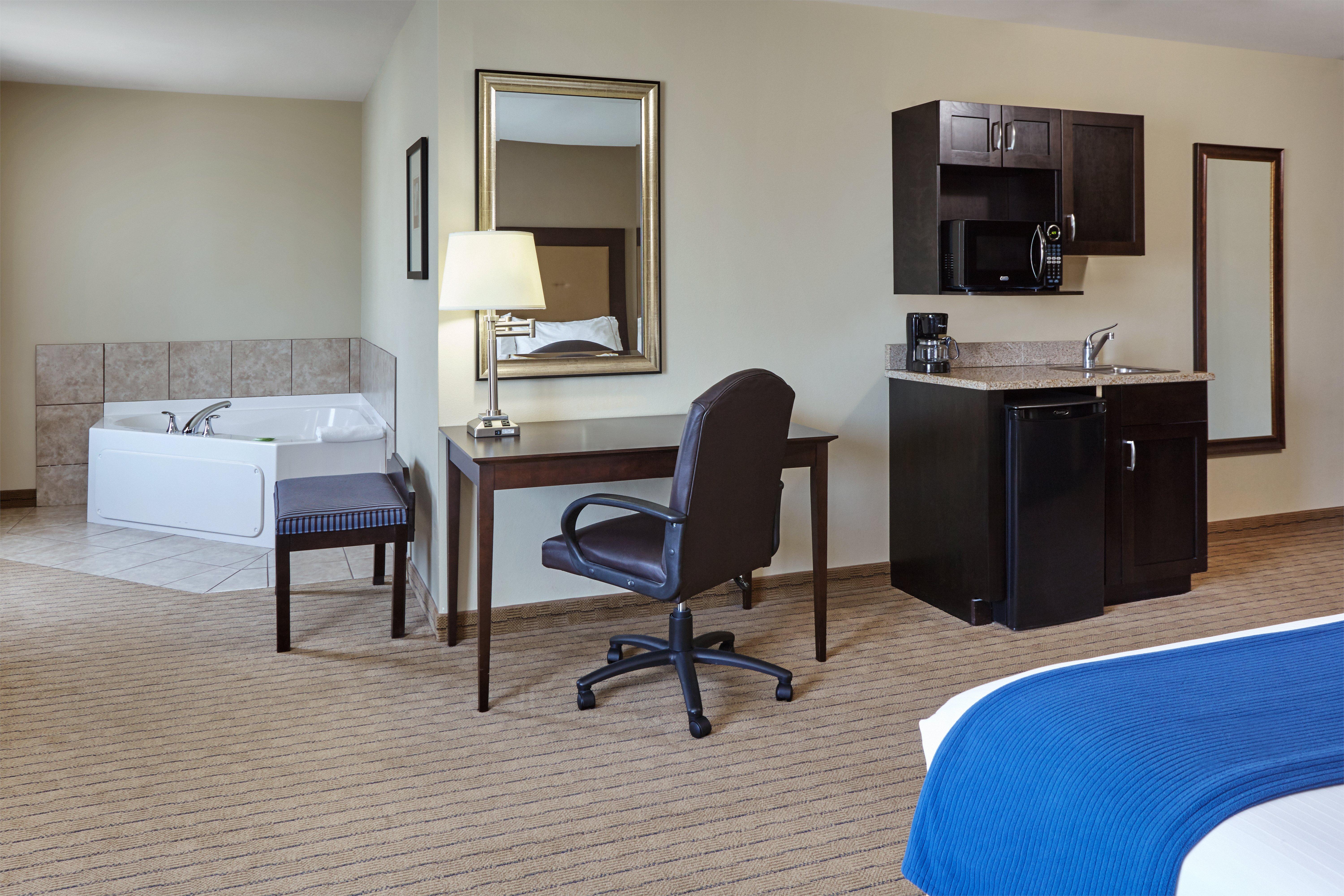 Holiday Inn Express & Suites Madison-Verona By Ihg Екстериор снимка