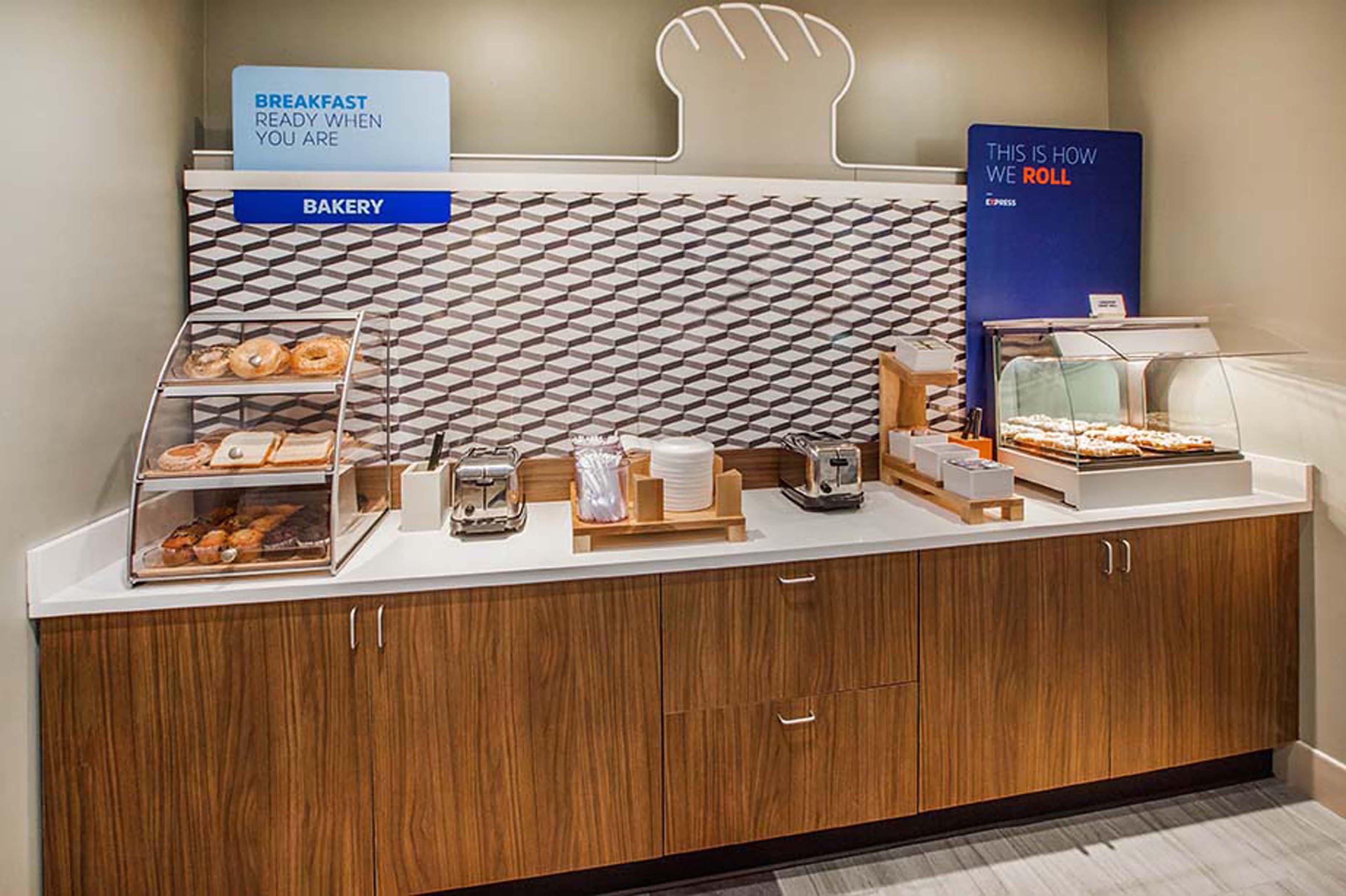 Holiday Inn Express & Suites Madison-Verona By Ihg Екстериор снимка