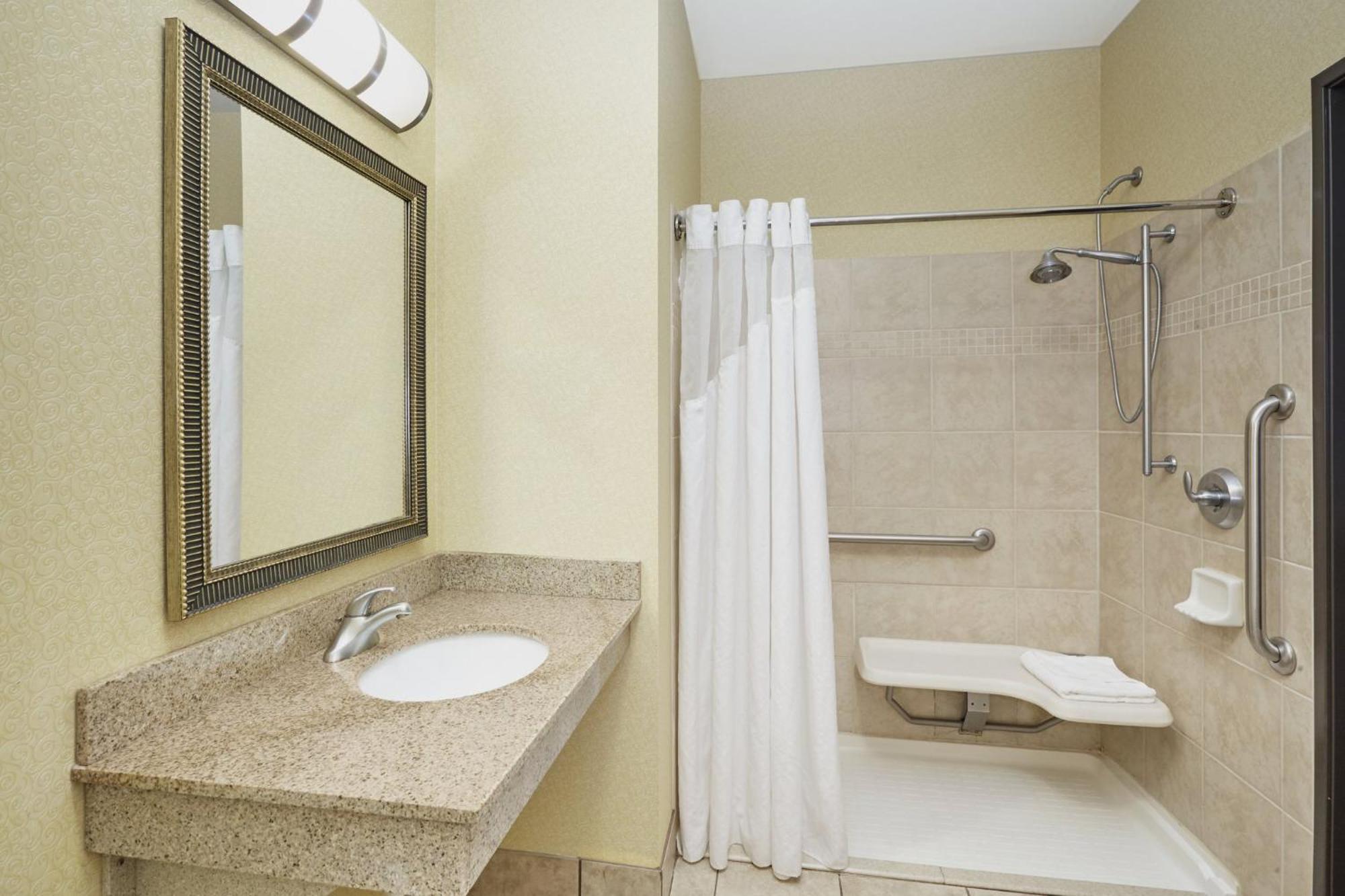 Holiday Inn Express & Suites Madison-Verona By Ihg Екстериор снимка