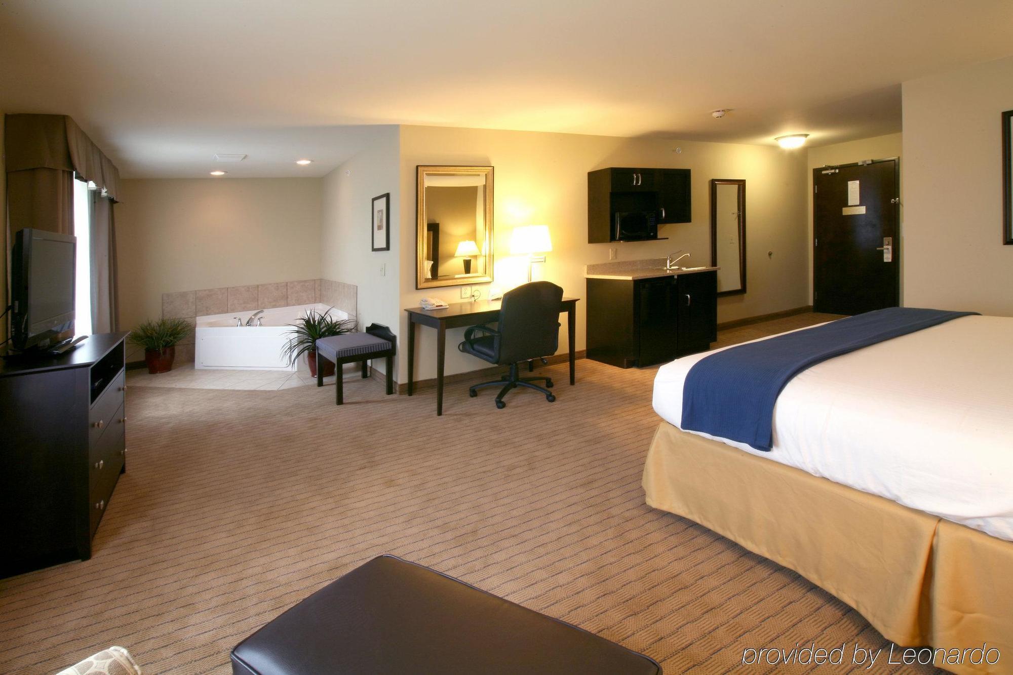 Holiday Inn Express & Suites Madison-Verona By Ihg Екстериор снимка